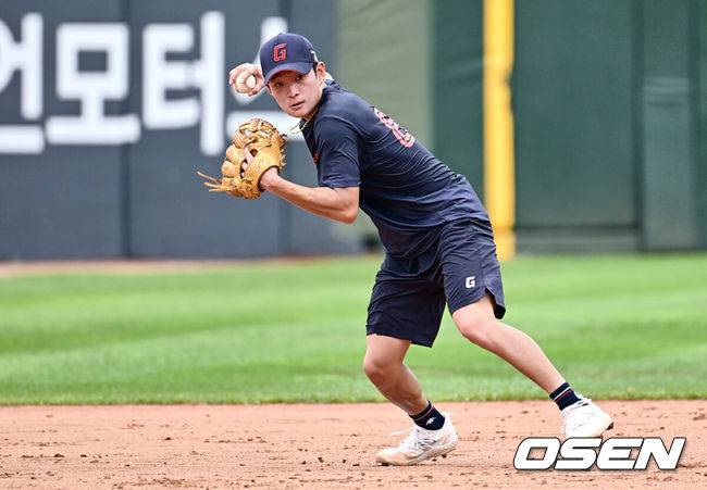 [OSEN=부산, 이석우 기자] 2일 부산 사직구장에서 2023 신한은행 SOL KBO리그 롯데 자이언츠와 두산 베어스의 경기가 열린다. 배영빈이 수비 훈련을 하고 있다. 2023.09.02 / foto0307@osen.co.kr