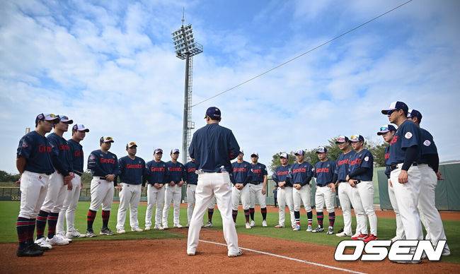 [OSEN=타이난(대만) , 이석우 기자] 프로야구 롯데 자이언츠가 31일(한국시간) 대만 타이난 아시아-태평양 국제야구센터에 스프링캠프를 차리고 구슬땀을 흘렸다.김태형 감독 등&nbsp;코치진과 투수&nbsp;20명,&nbsp;포수&nbsp;5명,&nbsp;내야수&nbsp;9명,&nbsp;외야수&nbsp;7명 등 총&nbsp;41명의 선수단이 1월 20일까지 1차 캠프에서 체력 강화와 기술 훈련을 치른 뒤 21일부터 3월 5일까지 일본 미야자키로 옮겨 2차 캠프에서 구춘리그에 참가해 실전 감각을 점검한다.롯데 선수들이 훈련에 앞서 모임을 갖고 있다. 2026.01.31 / foto0307@osen.co.kr