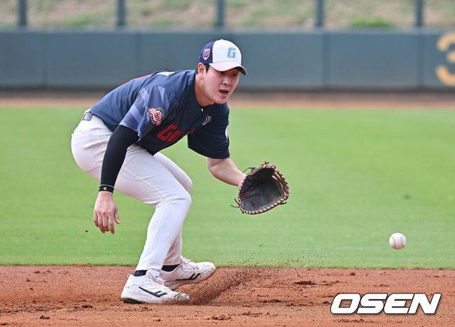 [OSEN=타이난(대만) , 이석우 기자] 프로야구 롯데 자이언츠가 31일(한국시간) 대만 타이난 아시아-태평양 국제야구센터에 스프링캠프를 차리고 구슬땀을 흘렸다.김태형 감독 등&nbsp;코치진과 투수&nbsp;20명,&nbsp;포수&nbsp;5명,&nbsp;내야수&nbsp;9명,&nbsp;외야수&nbsp;7명 등 총&nbsp;41명의 선수단이 1월 20일까지 1차 캠프에서 체력 강화와 기술 훈련을 치른 뒤 21일부터 3월 5일까지 일본 미야자키로 옮겨 2차 캠프에서 구춘리그에 참가해 실전 감각을 점검한다.롯데 나승엽이 훈련을 하고 있다. 2026.01.31 / foto0307@osen.co.kr