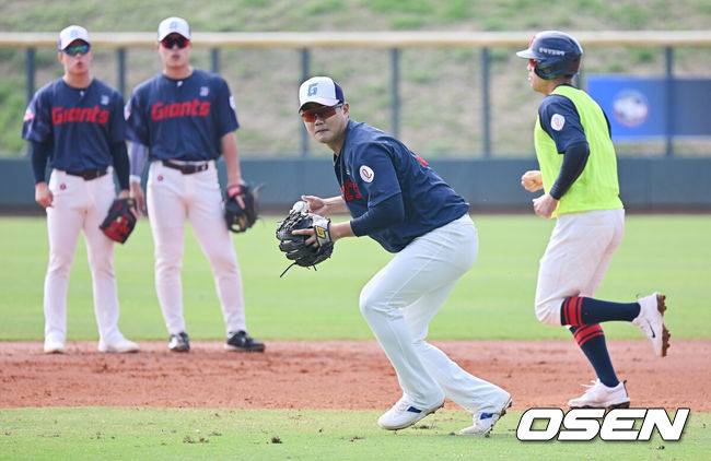 [OSEN=타이난(대만) , 이석우 기자] 프로야구 롯데 자이언츠가 2일(한국시간) 대만 타이난 아시아-태평양 국제야구센터에 스프링캠프를 차리고 구슬땀을 흘렸다.김태형 감독 등&nbsp;코치진과 투수&nbsp;20명,&nbsp;포수&nbsp;5명,&nbsp;내야수&nbsp;9명,&nbsp;외야수&nbsp;7명 등 총&nbsp;41명의 선수단이 1월 20일까지 1차 캠프에서 체력 강화와 기술 훈련을 치른 뒤 21일부터 3월 5일까지 일본 미야자키로 옮겨 2차 캠프에서 구춘리그에 참가해 실전 감각을 점검한다.롯데 손호영이 수비훈련을 하고 있다. 2026.02.02 / foto0307@osen.co.kr