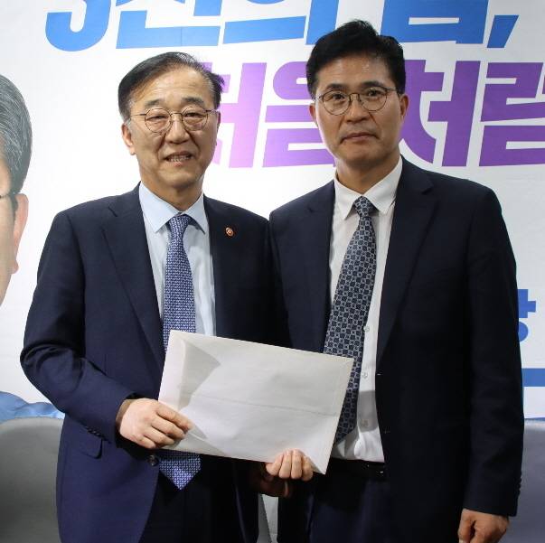 ▲이원택 의원은 14일 김윤덕 국토교통부 장관을 면담하고 수요에 비해 턱없이 모자란 호남선·전라선 고속열차 증편을 공식 요청했다. ⓒ이원택 의원실