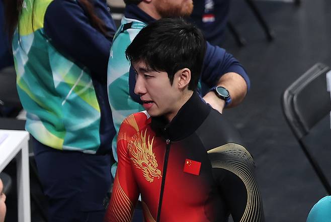 중국 쇼트트랙 국가대표 린샤오쥔(한국명 임효준)이 10일 이탈리아 밀라노 아이스 스케이팅 아레나에서 열린 2026 밀라노·코르티나담페초 동계올림픽 쇼트트랙 혼성 2000m 계주 결승에서 4위를 기록한 후 베뉴를 빠져나가고 있다. 밀라노=뉴스1