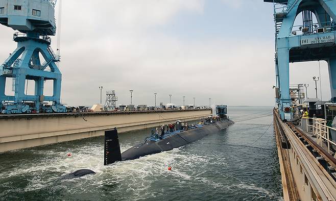 미 해군 버지니아급 핵추진잠수함이 버지니아주 뉴포트 뉴스 조선소의 도크에서 진수되고 있다.&nbsp;세계일보 자료사진