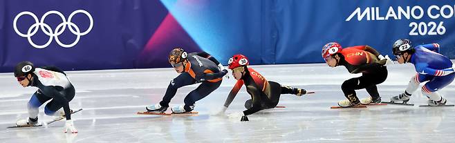 14일 (현지 시간) 이탈리아 밀라노 아이스 스케이팅 아레나 경기장에서 열린 2026 밀라노·코르티나담페초 동계올림픽 쇼트트랙 남자 1500m 준준결승에서 중국 린샤오쥔이 경기도중 넘어지고 있다. 뉴스1