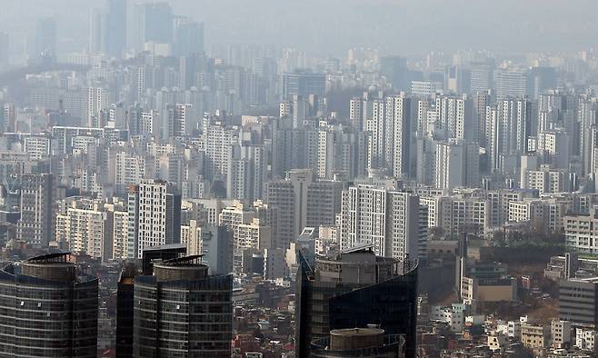 지난 12일 서울 남산에서 바라본 아파트 단지 일대. 연합뉴스
