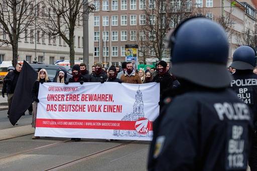 14일(현지시간) 2차대전 당시 연합군의 독일 드레스덴 폭격 81주년을 맞아 나치의 전쟁 범죄를 부정하는 극우 시위대가 현수막을 앞세우고 시내 중심가로 행진을 시도하는 가운데 출동한 경찰이 돌발 상황에 대비하고 있다. AFP연합뉴스