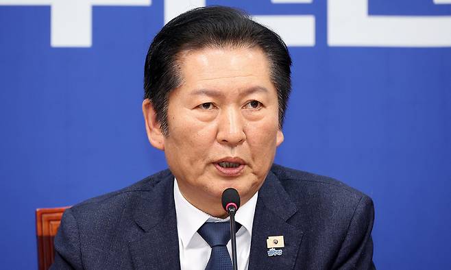 정청래 더불어민주당 대표가 10일 서울 여의도 국회에서 열린 더불어민주당 긴급 최고위원회의에서 지방선거 전 조국혁신당과의 합당 논의를 중단한다고 밝히고 있다. 뉴시스