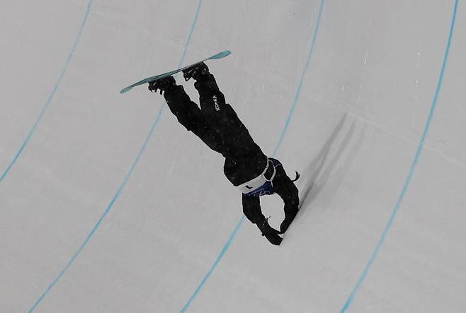 최가온이 13일 열린 2026 밀라노·코르티나담페초 동계올림픽 스노보드 하프파이프 여자부 경기에서 1차 런에서 착지에 실패하고 있다. 로이터연합뉴스