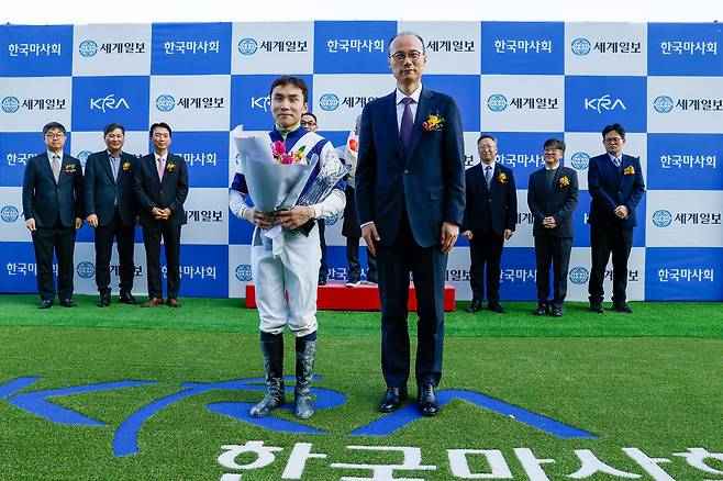 15일 경기 과천 렛츠런파크 서울에서 열린 ‘제24회 세계일보배 대상경주’에서 조인권 기수(왼쪽)가 우승 트로피를 받고 세계일보 이기식 사장과 기념사진을 촬영하고 있다. 과천=유희태 기자