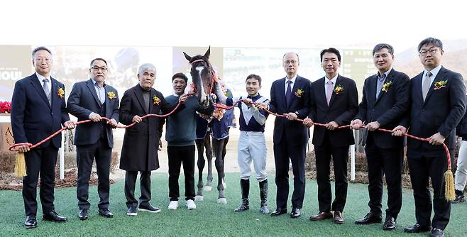 15일 경기 과천 렛츠런파크 서울에서 열린 ‘제24회 세계일보배 대상경주’에서 송대영 경마본부장(왼쪽부터), 방동석 조교사, 박남성 마주, 정고종 부경 26조 팀장, 우승마 스피드영, 조인권 기수, 세계일보 이기식 사장 박정훈 부사장, 박희준 편집인, 엄형준 전무가 기념사진을 촬영하고 있다. 이제원 선임기자