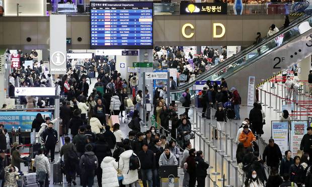 설 연휴를 앞둔 12일 오전 부산 강서구 김해국제공항 국제선 청사가 해외로 떠나려는 여행객들로 붐비고 있다. 뉴스1