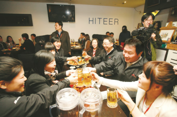 2012년 3월 이천 본사 인근 호프집에서 최태원 회장이 직원들과 건배를 하고 있다. /제공=SK하이닉스