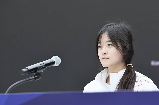 최가온이 14일(한국시간) 밀라노 코리아하우스에서 열린 기자회견에서 취재진의 질문에 답하고 있다. 밀라노ㅣ뉴시스