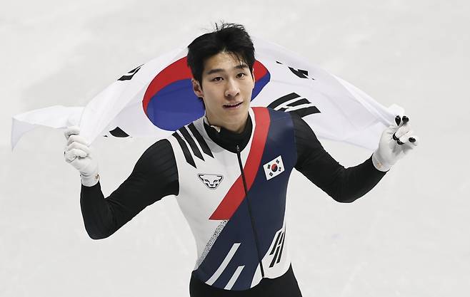 황대헌이 15일(한국시간) 밀라노 아이스스케이팅 아레나에서 열린 2026밀라노·코르티나담페초동계올림픽 쇼트트랙 남자 1500m 결선에서 은메달을 따낸 뒤 태극기를 들고 기뻐하고 있다. 밀라노ㅣ뉴시스