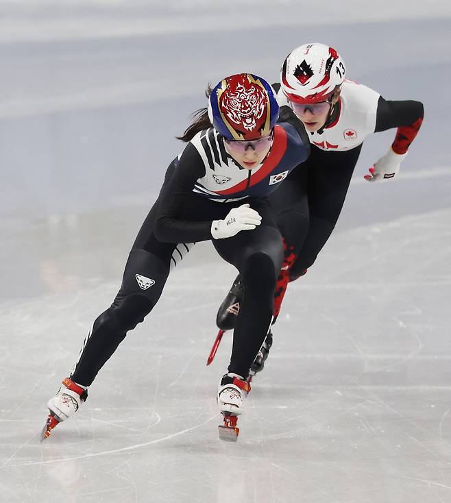14일(현지시간) 이탈리아 밀라노 아이스스케이팅 아레나에서 열린 2026 밀라노-코르티나담페초 동계올림픽 쇼트트랙 여자 1000m 예선에서 최민정이 경기를 펼치고 있다. 2026.2.15 연합뉴스