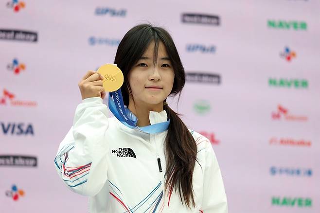 ▲ 2026 밀라노ㆍ코르티나담페초 동계올림픽 스노보드 여자 하프파이프에서 금메달을 차지한 최가온이 14일(현지시간) 이탈리아 밀라노 코리아하우스에서 열린 대한체육회 공식 기자회견에서 금메달을 들어 보이고 있다. ⓒ연합뉴스