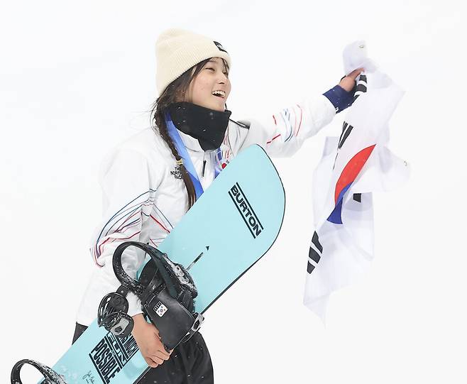 ▲ 이탈리아 리비뇨 스노파크에서 열린 2026 밀라노·코르티나담페초 동계 올림픽 스키 스노보드 여자 하프파이프 결선에서 90.25점을 획득해 금메달을 획득한 한국 최가온이 시상식을 마친 뒤 기뻐하고 있다. ⓒ연합뉴스