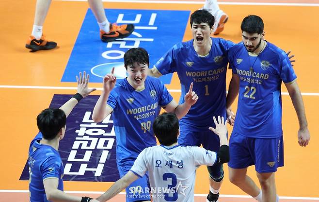 2025-2026 V-리그 남자부 우리카드 대 OK저축은행 경기가 15일 서울 장충체육관에서 열렸다.  우리카드 김지한이 결정적인 득점을 한 후 동료들과 기뻐하고 있다. /사진=김진경 대기자