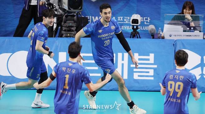 2025-2026 V-리그 남자부 우리카드 대 OK저축은행 경기가 15일 서울 장충체육관에서 열렸다.  우리카드 아라우조가 결정적인 공격을 성공시킨 후 동료들의 환영을 받고 있다. /사진=김진경 대기자