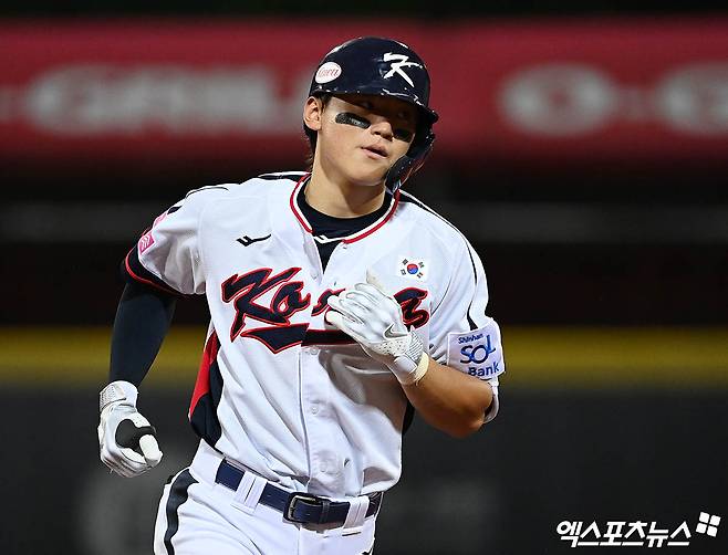 KIA 타이거즈 김도영이 2026 월드베이스볼클래식(WBC) 참가 선수를 대상으로 한 가상 드래프트에서 17번째로 지명됐다. 야수 중 11번째, 3루수 중에서는 16순위 마이켈 가르시아(캔자스시티, 베네수엘라)에 이어 2번째다. 김도영에 이어 두 번째로 지명된 한국인 선수는 KT 위즈 안현민(33순위)이다. 엑스포츠뉴스 DB