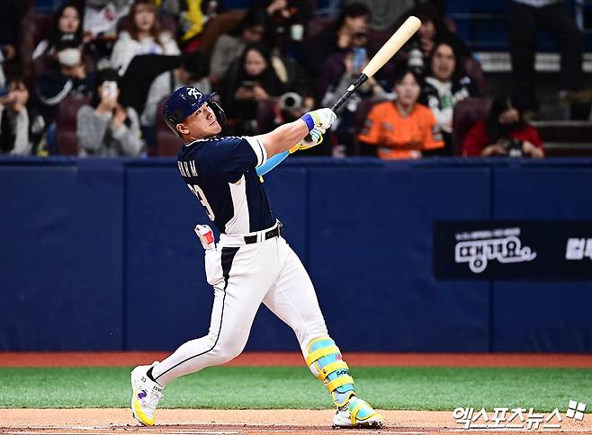 KIA 타이거즈 김도영이 2026 월드베이스볼클래식(WBC) 참가 선수를 대상으로 한 가상 드래프트에서 17번째로 지명됐다. 야수 중 11번째, 3루수 중에서는 16순위 마이켈 가르시아(캔자스시티, 베네수엘라)에 이어 2번째다. 김도영에 이어 두 번째로 지명된 한국인 선수는 KT 위즈 안현민(33순위)이다. 엑스포츠뉴스 DB