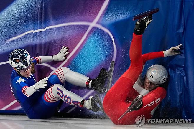 또 넘어지는 스토더드(왼쪽) [AP=연합뉴스]