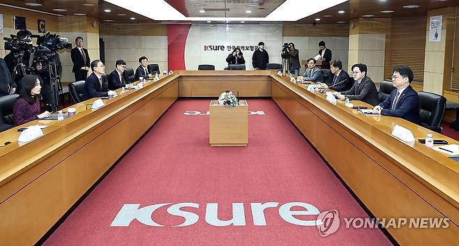 발언하는 김정관 장관 (서울=연합뉴스) 김인철 기자 = 김정관 산업통상부 장관(오른쪽 두번째)이 13일 서울 종로구 한국무역보험공사에서 열린 한미 전략적 투자 MOU 이행위원회에서 발언하고 있다. 2026.2.13 yatoya@yna.co.kr