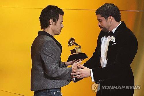 그래미 올해의앨범상 트로피 받는 배드 버니(오른쪽) [로이터 연합뉴스 자료사진. 재판매 및 DB 금지]