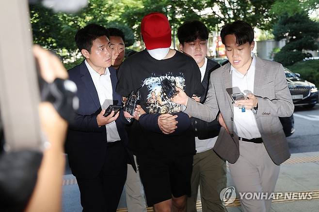 서대문 초등생 유괴미수 일당, 영장실질심사 (서울=연합뉴스) 류영석 기자 = 서울 서대문구 한 초등학교 인근에서 아동을 납치하려 한 20대 남성 일당이 5일 서울 마포구 서울서부지방법원에서 열린 구속 전 피의자 심문(영장실질심사)에 출석하고 있다. 2025.9.5 ondol@yna.co.kr