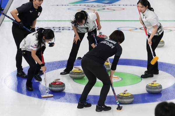 16일(한국시간) 이탈리아 코르티나담페초 컬링 올림픽 스타디움에서 열린 2026 밀라노ㆍ코르티나담페초 동계올림픽 컬링 여자 라운드로빈 한국과 일본의 경기 8엔드 때 한국 대표팀이 일본 스톤을 하우스에서 밀어내며 3점을 얻어내고 있다./연합뉴스