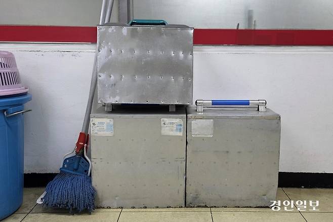 과거 출장 전문 외근직이었지만 이제는 가게 앞에서 경비원 업무를 보고 있는 철가방. /황성규기자 homerun@kyeongin.com