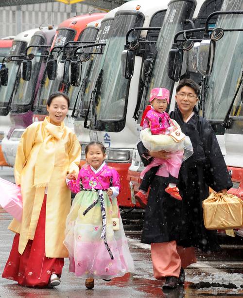 설날 아침에 새로 차려입는 옷을 설빔으로 부른다. 화사한 옷차림으로 어른들께 새해 인사를 드리는 전통이 전해 온다. 2011년 2월 설날을 앞두고 고향길에 오른 가족들 표정이 환하다. /경인일보DB