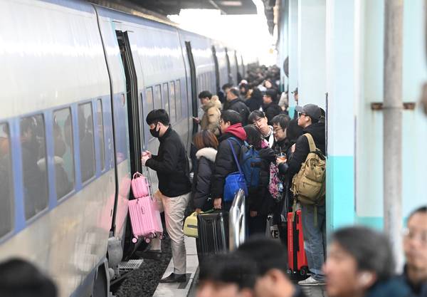 지난해 1월 수원역에서 열차에 오르는 시민들. 설 연휴 기차표 구하기는 ‘하늘의 별 따기’다. 매번 혼잡하고, 꽉 막히는 귀성길이지만 가족들을 만나러 가는 행렬은 끊이지 않는다. /경인일보DB