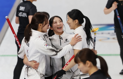 15일(현지시간) 이탈리아 코르티나담페초 컬링 올림픽 스타디움에서 열린 2026 밀라노ㆍ코르티나담페초 동계올림픽 컬링 여자 라운드로빈 한국과 일본의 경기에서 한국 대표팀이 이긴 뒤 기뻐하고 있다. 연합