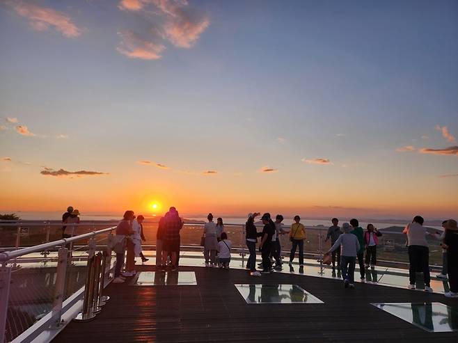 화개정원 스카이 전망대에서 바라본 노을 풍경. 사진=강화군