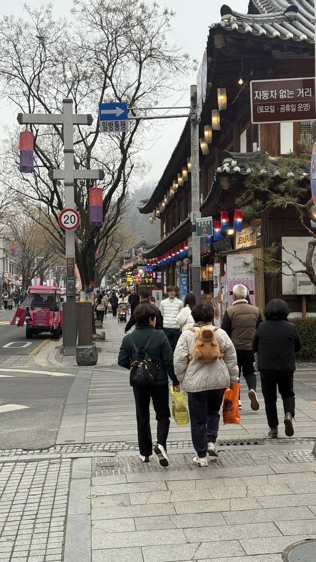 설 명절 연휴 이튿날인 15일 전주한옥마을이 귀성객·관광객으로 북적이고 있다. 박현우 기자