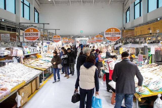 새로 신축된 건어 매장에서 시민과 관광객들이 장을 보고 있다./사진제공=군산시