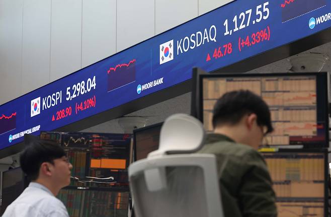 9일 서울 중구 우리은행 딜링룸. 신태현 기자 holjjak@