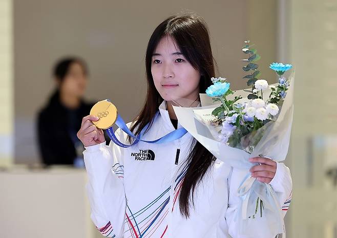 16일 오후 인천국제공항 2터미널에 귀국한 금메달리스트 최가온 선수 / 사진=뉴스1