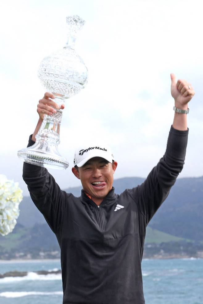 콜린 모리카와가 16일 끝난 PGA 투어 AT&T 페블비치 프로암에서 우승한 뒤 트로피를 들어 올리고 기뻐하고 있다. (사진=AFPBBNews)