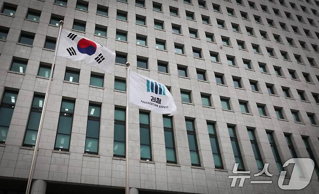 서울 서초구 대검찰청에 검찰 깃발이 휘날리고 있다.  ⓒ 뉴스1 허경 기자
