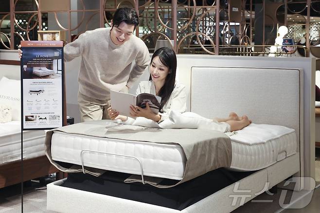 신세계백화점이 강남점 마테라소 매장. 모델들이 신세계백화점 강남점 9층 마테라소 매장에서 모션베드'르 무브'를 소개하고 있다. (신세계백화점 제공. 재판매 및 DB 금지) 2026.1.8 / ⓒ 뉴스1