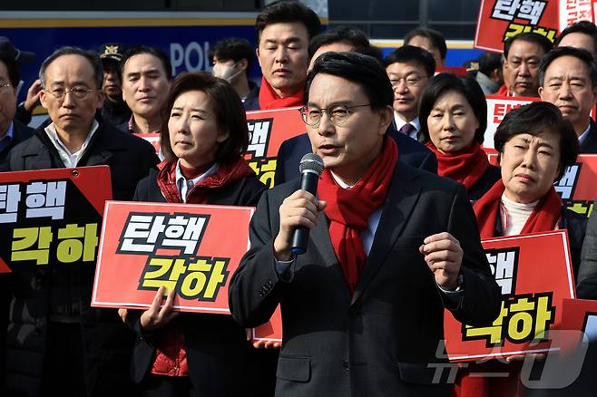 윤상현 국민의힘 의원이 2025년 3월 21일 오전 서울 종로구 재동 헌법재판소 앞에서 기자회견을 열고 윤석열 대통령의 탄핵 각하 촉구 발언을 하고 있다. 2025.3.21 ⓒ 뉴스1 박정호 기자