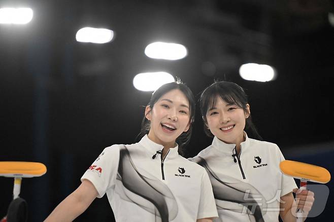 한국 여자 컬링 대표팀은 2026 밀라노·코르티나담페초 동계 올림픽 여자 컬링 라운드로빈 3승2패로 공동 4위에 올라있다. ⓒ AFP=뉴스1