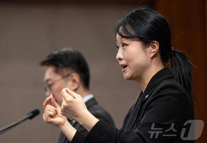 박지연 수어통역사가 10일 청와대 춘추관에서 김남준 대변인의 브리핑 발언을 수어통역하고 있다. 2026.2.10 ⓒ 뉴스1 이재명 기자