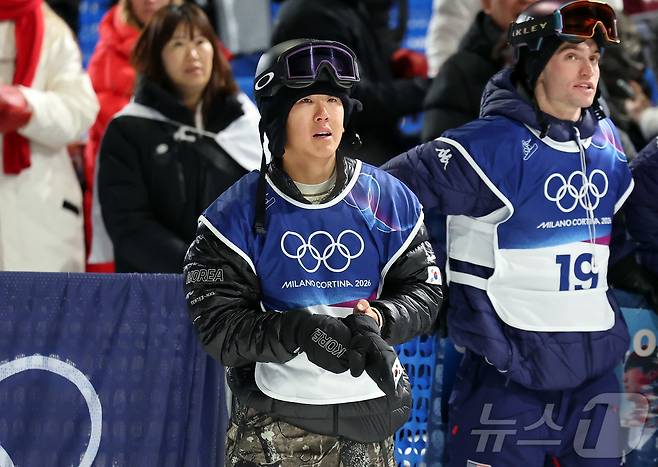 스노보드 이채운이 13일(현지시간) 이탈리아 리비뇨 스노파크에서 열린 2026 밀라노·코르티나담페초 동계올림픽 스노보드 남자 하프파이프 3차 결선 경기를 마친 뒤 전광판을 확인하고 있다. 1,2차 시기에서 아쉬운 모습을 보였던 이채운은 결선 3차에서 87.50점으로 최종 6위를 기록했다. 2026.2.14 ⓒ 뉴스1 김진환 기자