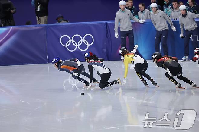 쇼트트랙 김길리가 16일(현지시간) 이탈리아 밀라노 아이스스케이팅 아레나에서 열린 2026 밀라노·코르티나담페초 동계올림픽 쇼트트랙 여자 1000m 준결승에서 미끄러지고 있다. 이날 김길리는 어드밴스로 결승에 진출했다. 2026.2.16 ⓒ 뉴스1 김성진 기자