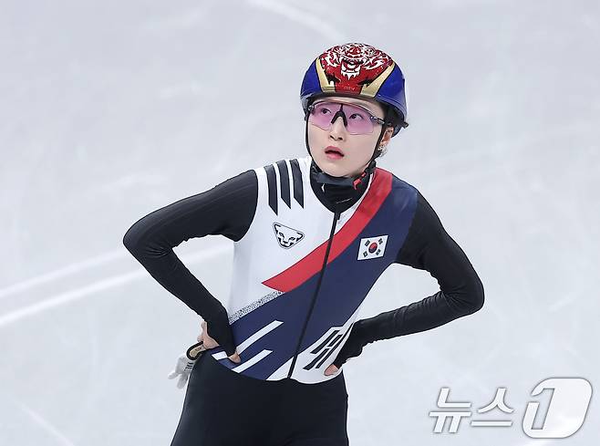 쇼트트랙 최민정이 16일(현지시간) 이탈리아 밀라노 아이스스케이팅 아레나에서 열린 2026 밀라노·코르티나담페초 동계올림픽 쇼트트랙 여자 1000m 준결승에서 조4위로 결승선을 통과한 후 기록을 확인하고 있다. ⓒ 뉴스1 김성진 기자