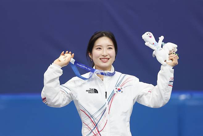 김길리가 16일(한국시간) 이탈리아 밀라노 아이스스케이팅 아레나에서 열린 2026 밀라노-코르티나담페초 동계올림픽 쇼트트랙 여자 1000m 결승에서 동메달을 목에 걸었다. 사진 | 연합뉴스