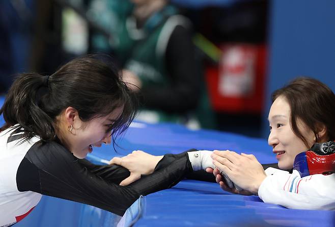 16일(한국시간) 이탈리아 밀라노 아이스스케이팅 아레나에서 열린 2026 밀라노-코르티나 동계올림픽 쇼트트랙 여자 1000m 결승에서 동메달을 따낸 김길리가 최민정의 축하를 받고 있다. 사진 | 연합뉴스